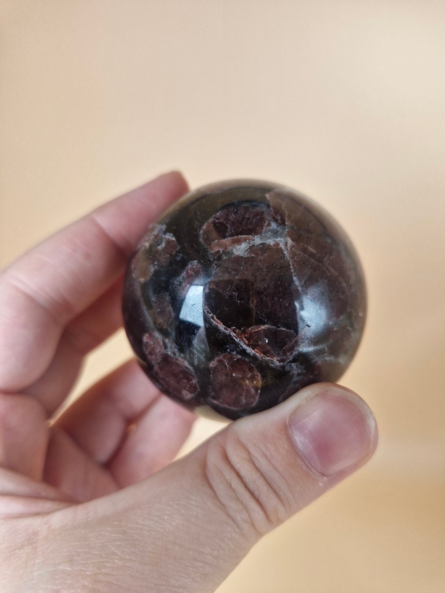 Garnet with Anthophyllite Sphere (code GR)