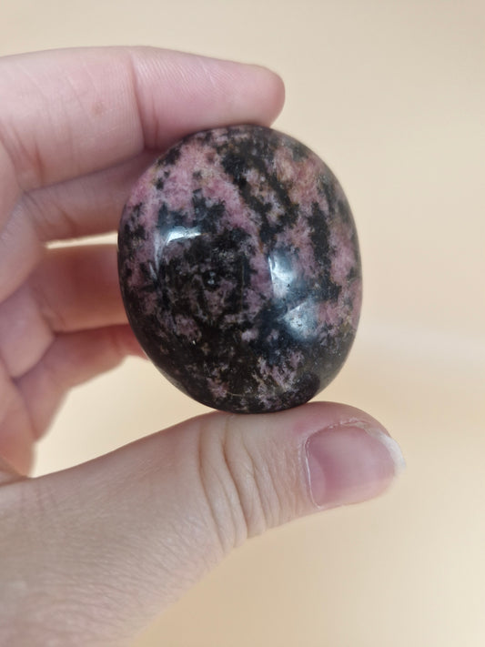 Rhodonite Palm Stone (code 6E)